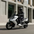 NERVA EXE BLANC SCOOTER EN VILLE 655x655.png.webp