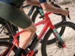 Velo gravel carbone bmc kaius 01 ltd red xplr etap axs peacock spider 2024 6.jpg