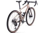 Velo gravel carbone bmc urs 01 one xx sl eagle 12v warm gold dark red 2024 1.jpg