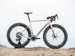 Velo gravel carbone megamo silk 00 xplr red beige red xplr axs 13v 2025 1.jpg