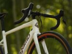 Velo gravel carbone megamo west 05 axs beige apex x1 eagle axs 12v 2025 1.jpg