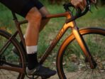 Velo gravel carbone megamo west 10 brown apex eagle 12v 2025.jpg