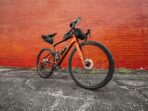 Velo gravel carbone mondraker arid carbon 12v earth redblackflame red 2025 2.jpg