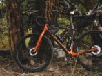 Velo gravel carbone mondraker arid carbon 12v earth redblackflame red 2025 3.jpg