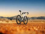 Velo gravel carbone mondraker arid carbon rr 12v bunker greyfog greyflame red 2025 3.jpg
