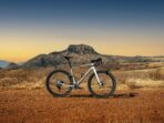 Velo gravel carbone mondraker arid carbon rr 12v bunker greyfog greyflame red 2025 4.jpg