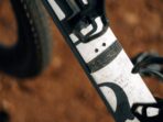 Velo gravel carbone mondraker arid carbon rr 12v bunker greyfog greyflame red 2025 5.jpg