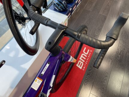 Velo gravel en carbone bmc kaius 01 three 12v purplewhiteorange 2024 1 1.jpg