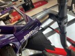 Velo gravel en carbone bmc kaius 01 three 12v purplewhiteorange 2024 2 1.jpg