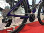 Velo gravel en carbone bmc kaius 01 three 12v purplewhiteorange 2024 3 1.jpg