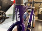 Velo gravel en carbone bmc kaius 01 three 12v purplewhiteorange 2024 5 1.jpg