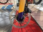 Velo gravel en carbone bmc kaius 01 three 12v purplewhiteorange 2024 6.jpg