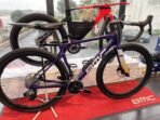 Velo gravel en carbone bmc kaius 01 three 12v purplewhiteorange 2024 7.jpg