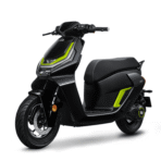 Zeeho ae6 s plus noir jaune av gauche 1.png